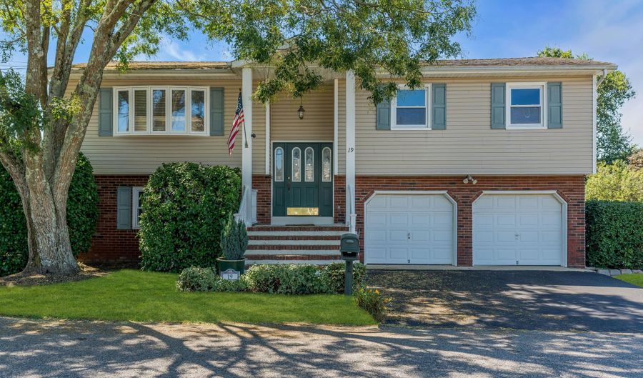 19 Spruce St, Beachwood, NJ 08722 - 4 Beds, 2 Bath