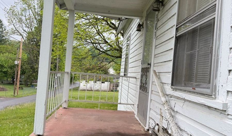 357 Washington St, Alderson, WV 24910 - 3 Beds, 1 Bath