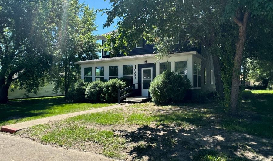 1007 5th St, Britton, SD 57430 - 3 Beds, 3 Bath