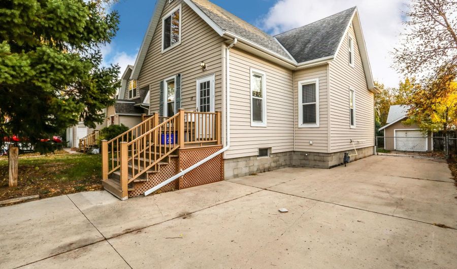 17 SW 9th Ave, Aberdeen, SD 57401 - 4 Beds, 3 Bath