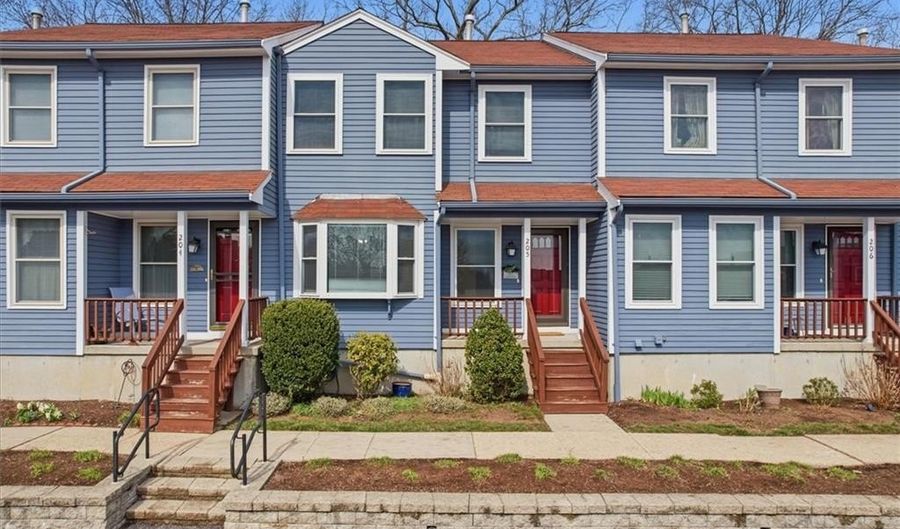 200 Heroux Blvd 205, Cumberland, RI 02864 - 2 Beds, 2 Bath