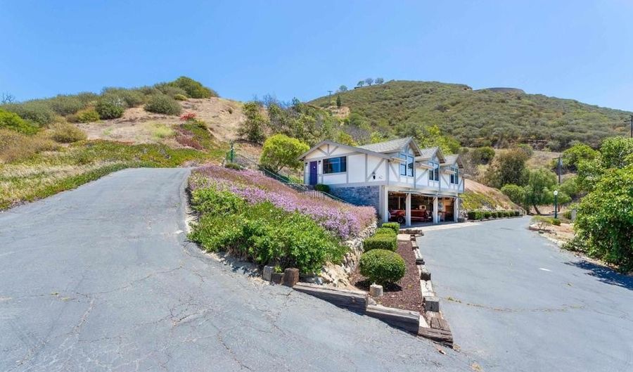 3020 RED MOUNTAIN Hts, Fallbrook, CA 92028 - 2 Beds, 2 Bath