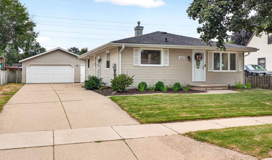 1645 E ROELAND Ave, Appleton, WI 54915 - 3 Beds, 2 Bath