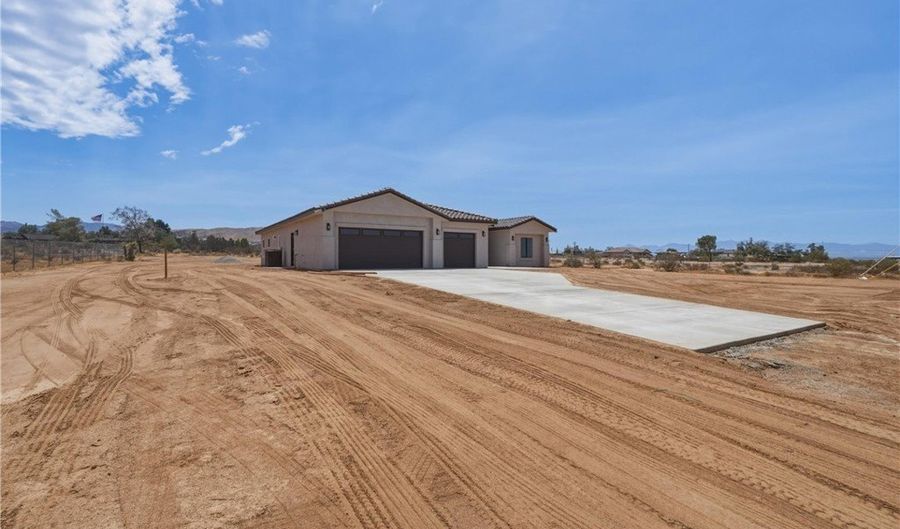 23505 Del Oro Rd, Apple Valley, CA 92308 - 4 Beds, 3 Bath
