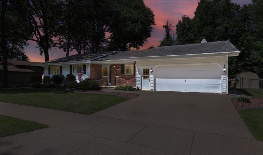 2901 S CARPENTER St, Appleton, WI 54913 - 3 Beds, 2 Bath