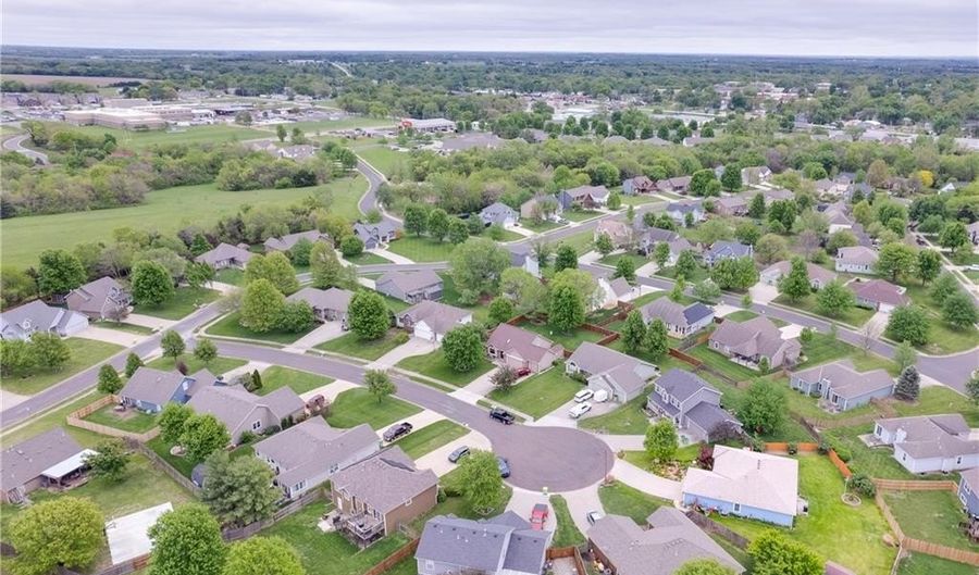 927 Jasara Cir, Baldwin City, KS 66006 - 3 Beds, 2 Bath
