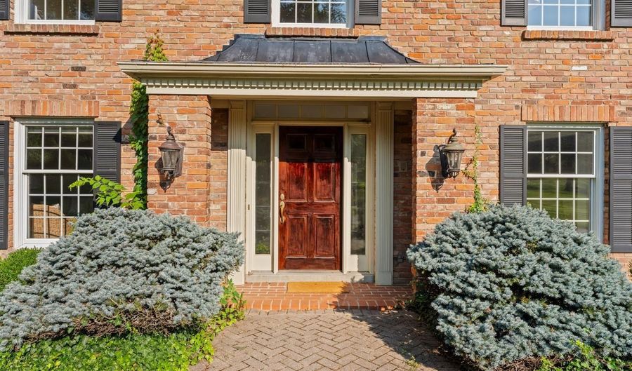 535 Rollingrock Ln, Anderson Twp., OH 45255 - 5 Beds, 6 Bath
