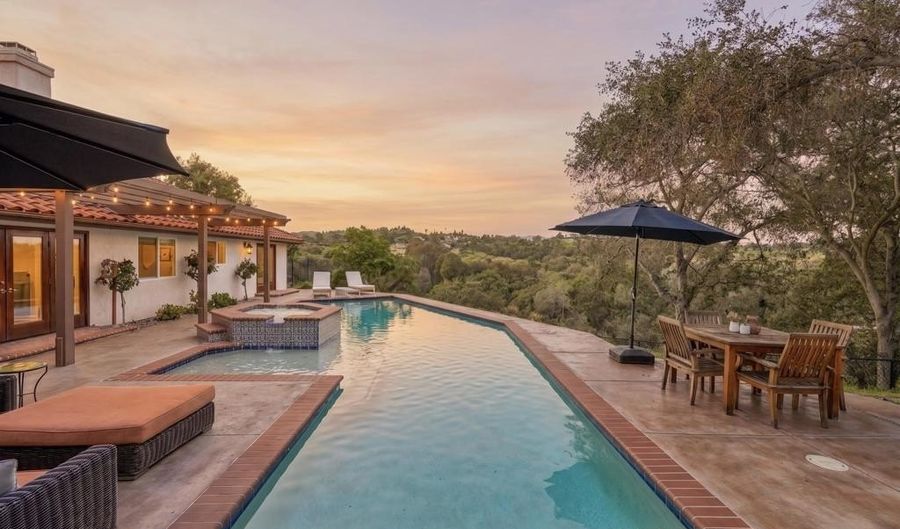 707 S Live Oak Park Rd, Fallbrook, CA 92028 - 4 Beds, 4 Bath