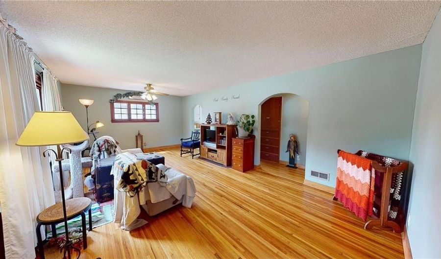 917 Valley Ave, Albert Lea, MN 56007 - 2 Beds, 2 Bath