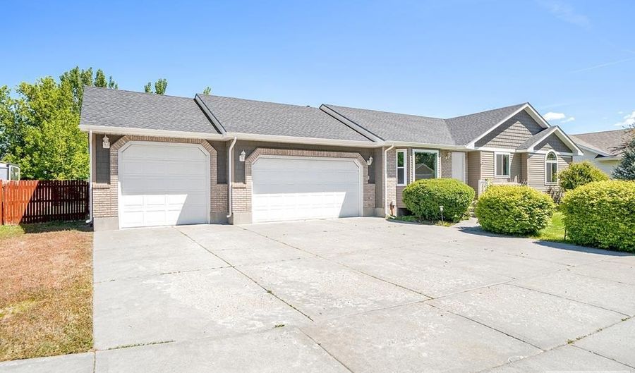 3845 E Ridgeview Cir, Ammon, ID 83406 - 5 Beds, 3 Bath