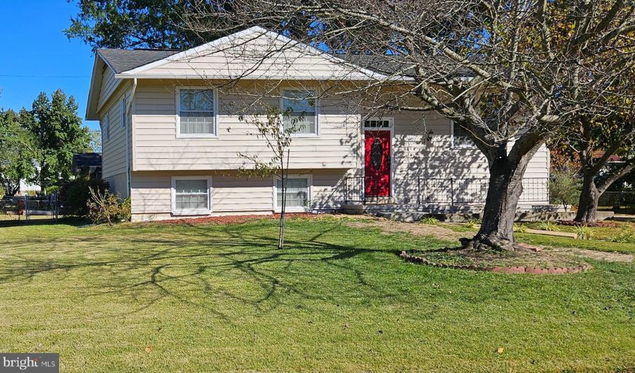 8001 HAMMOND St, Alexandria, VA 22309 - 5 Beds, 2 Bath