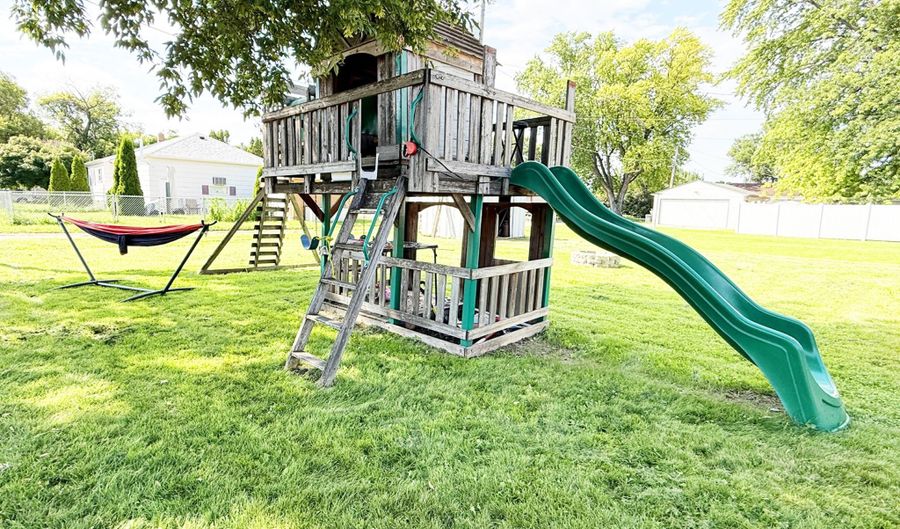 601 N Jackson St, Aberdeen, SD 57401 - 3 Beds, 2 Bath