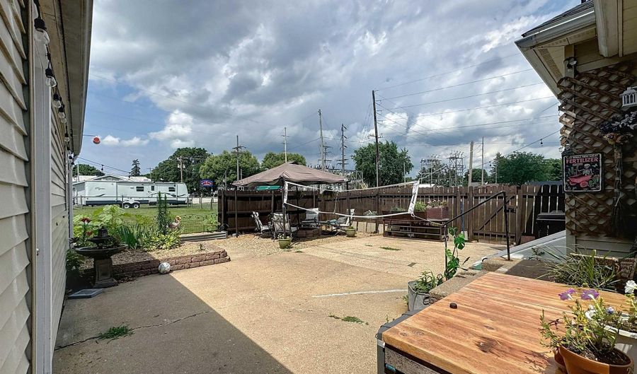101 W F St, Alpha, IL 61413 - 3 Beds, 2 Bath