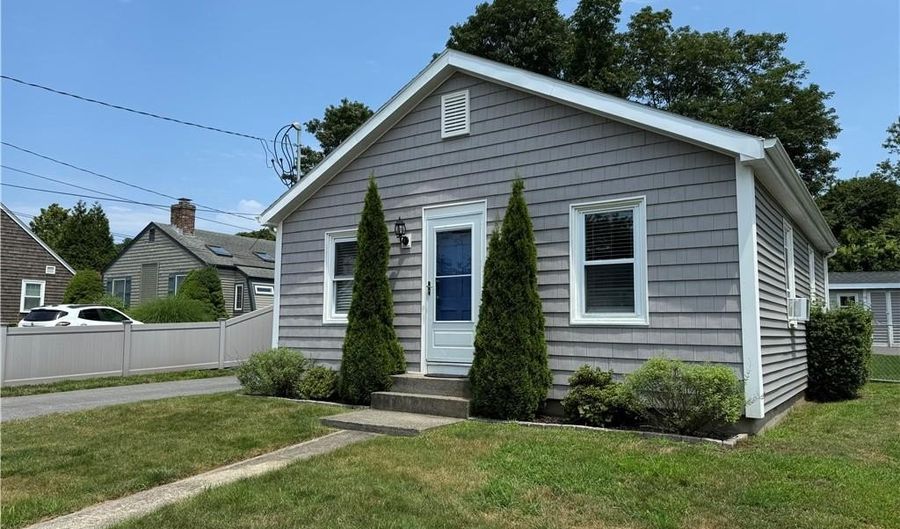 53 Center Ave, Middletown, RI 02842 - 3 Beds, 1 Bath