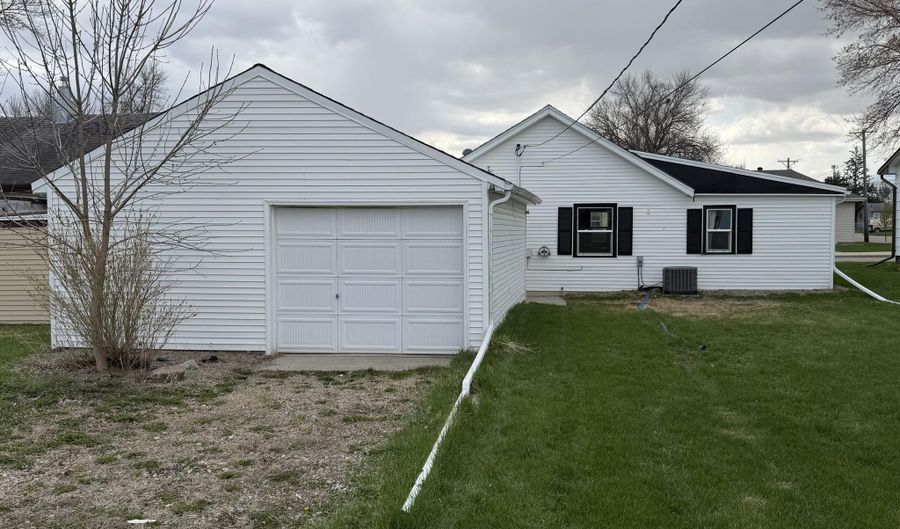 1320 SW 3rd Ave, Aberdeen, SD 57401 - 2 Beds, 2 Bath