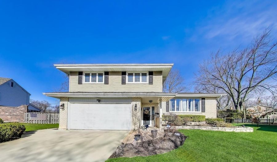502 S Reuter Dr, Arlington Heights, IL 60005 - 4 Beds, 3 Bath