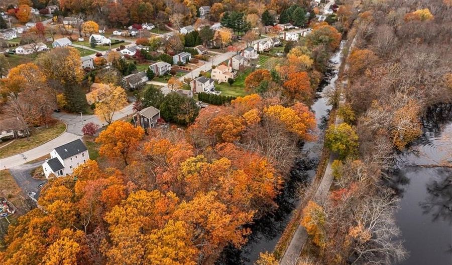 7 Maria St, Lincoln, RI 02865 - 3 Beds, 2 Bath