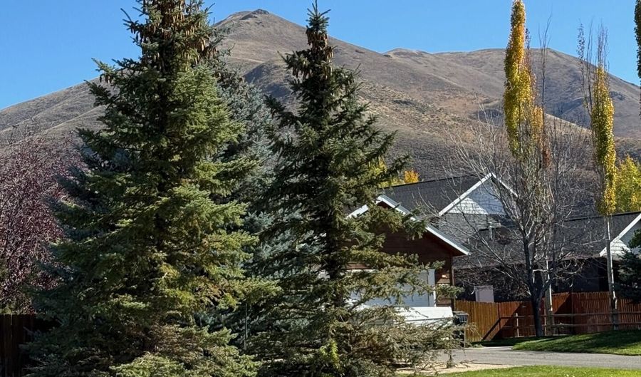 304 S 8th St, Bellevue, ID 83313 - 2 Beds, 3 Bath