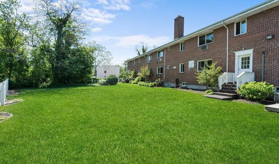 200 Merrick Rd R, Amityville, NY 11701 - 2 Beds, 1 Bath
