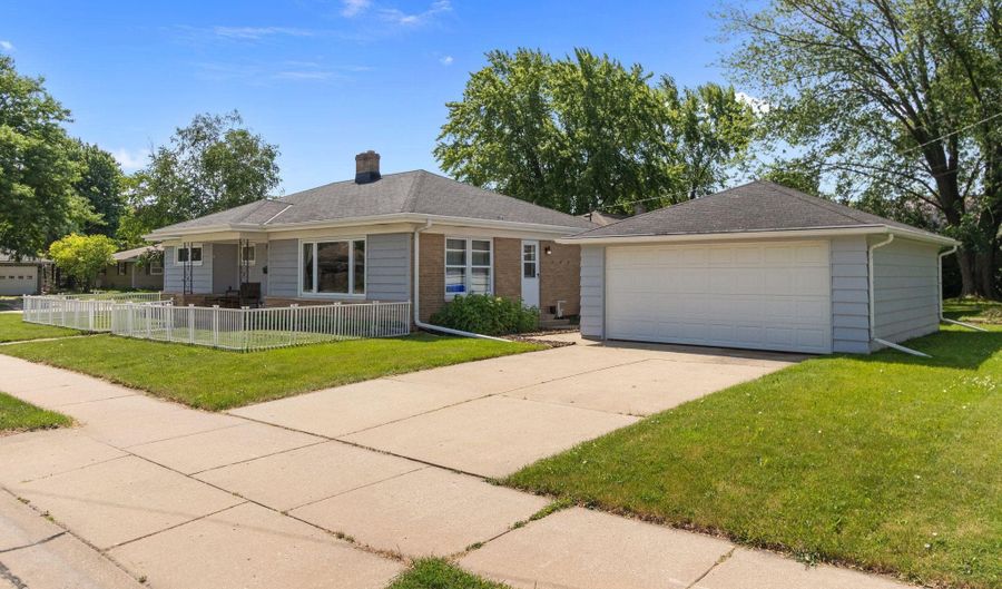 2015 E COLLEGE Ave, Appleton, WI 54915 - 3 Beds, 1 Bath