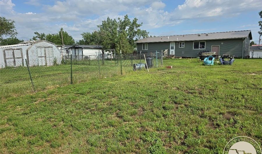 916 Wyoming Ave, Baker, MT 59313 - 5 Beds, 2 Bath