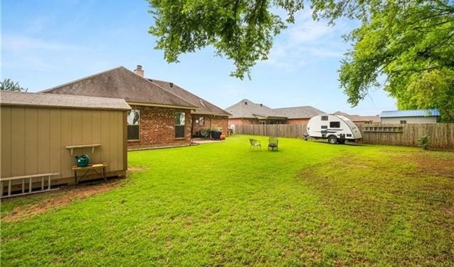 140 GRAND LAKES Blvd, Alexandria, LA 71301 - 3 Beds, 2 Bath