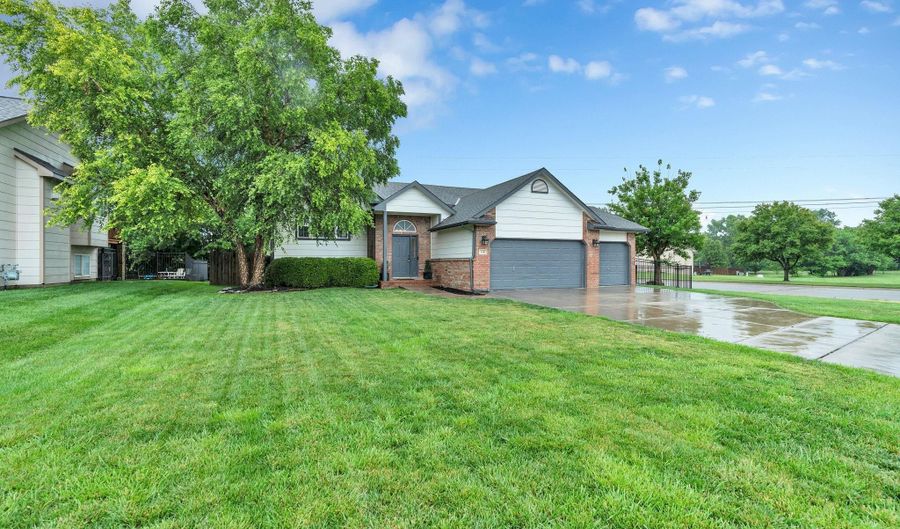 610 W Gatewood Ln, Andover, KS 67002 - 4 Beds, 3 Bath