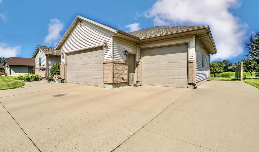 1702 Northview Ln, Aberdeen, SD 57401 - 5 Beds, 4 Bath