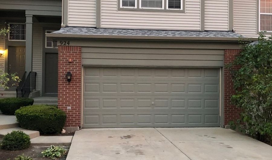 924 Kings Canyon Dr, Streamwood, IL 60107 - 3 Beds, 3 Bath