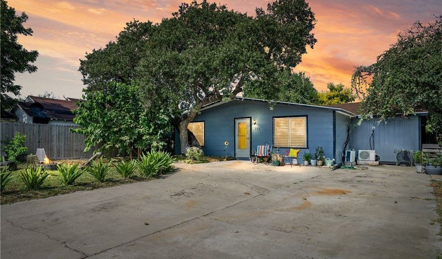 252 S 8th St, Aransas Pass, TX 78336 - 3 Beds, 2 Bath