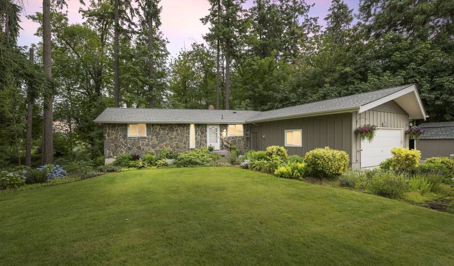 13063 BROOKSIDE Dr, Aurora, OR 97002 - 4 Beds, 2 Bath