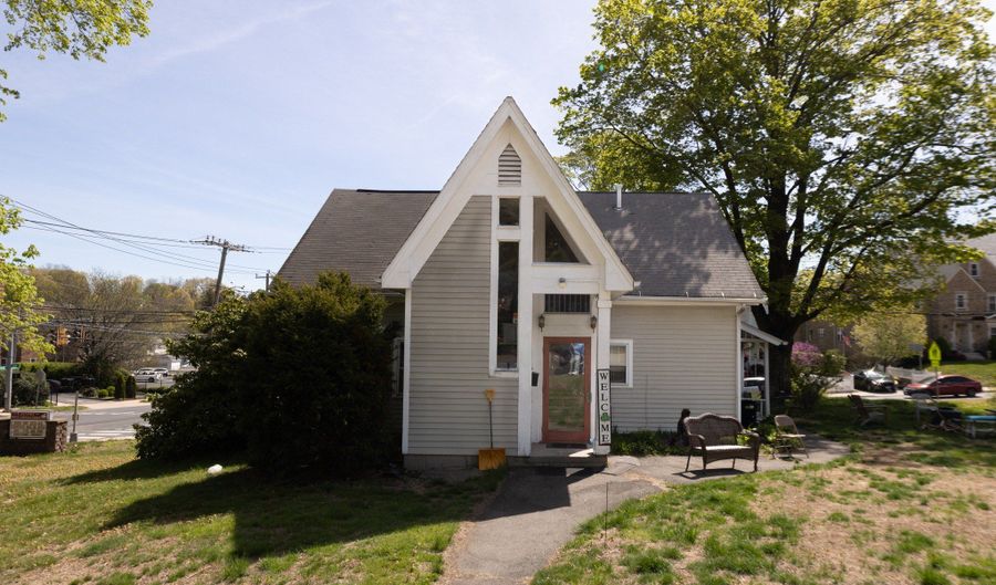 523 West St, Bristol, CT 06010 - 2 Beds, 2 Bath