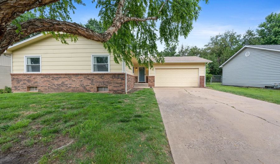 4015 Clarendon St, Bel Aire, KS 67220 - 3 Beds, 2 Bath