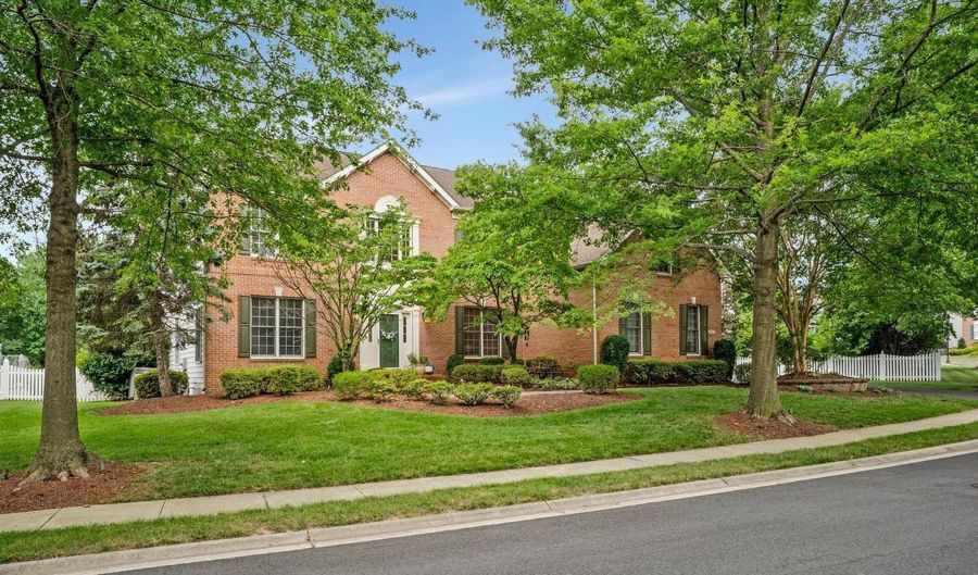 19917 INTERLACHEN Cir, Ashburn, VA 20147 - 5 Beds, 5 Bath