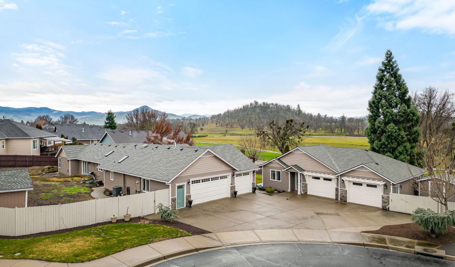 109 Greenmoor Dr, Eagle Point, OR 97524 - 4 Beds, 3 Bath