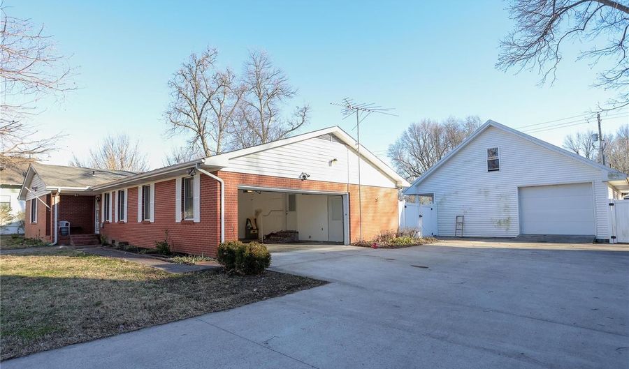 315 E Commercial St, Charleston, MO 63834 - 2 Beds, 2 Bath
