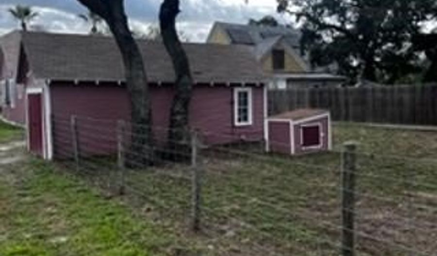 802 S HOUSTON Ter, Aransas Pass, TX 78336 - 2 Beds, 1 Bath