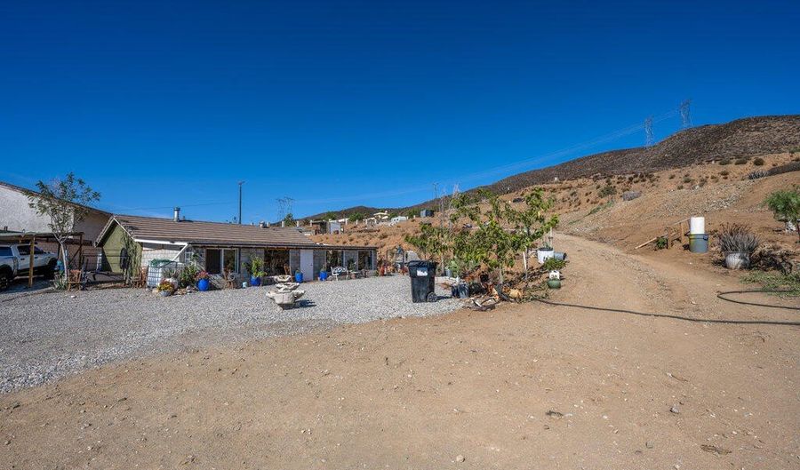 9555 Hierba Rd, Agua Dulce, CA 91390 - 2 Beds, 3 Bath