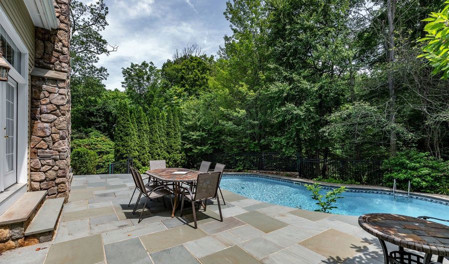 15 Logging Trail Ln, Brookfield, CT 06804 - 4 Beds, 5 Bath