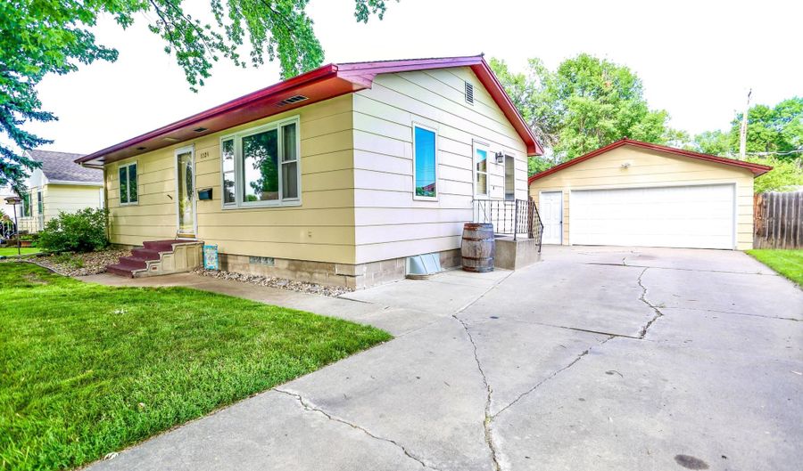 1224 N Penn St, Aberdeen, SD 57401 - 4 Beds, 2 Bath