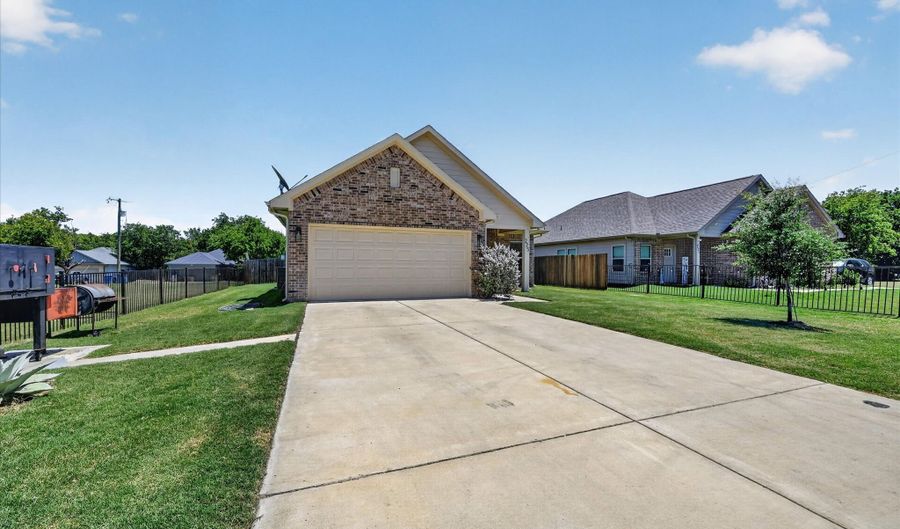 225 Santa Fe St, Alvarado, TX 76009 - 3 Beds, 2 Bath