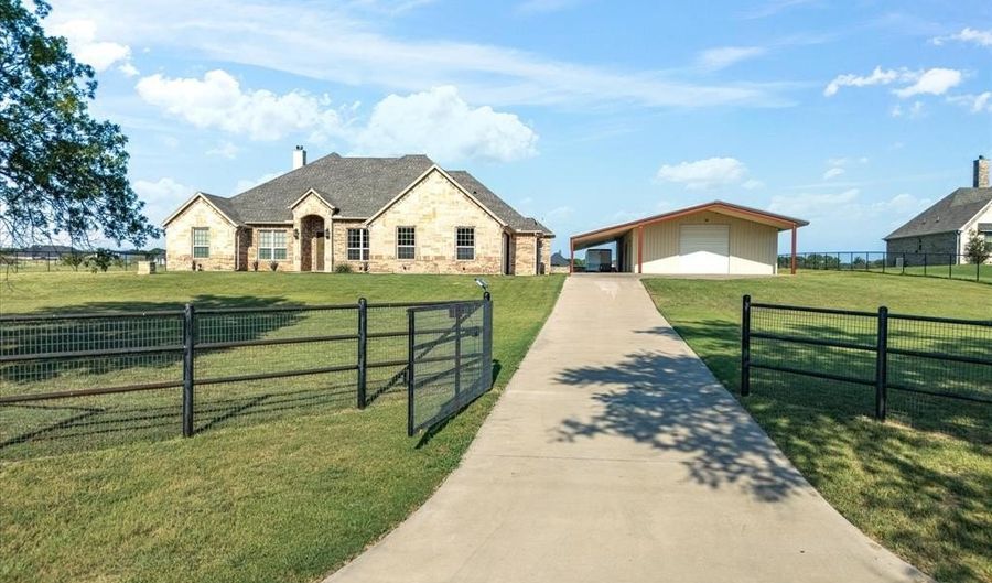 927 Friendship Rd, Weatherford, TX 76085 - 4 Beds, 3 Bath