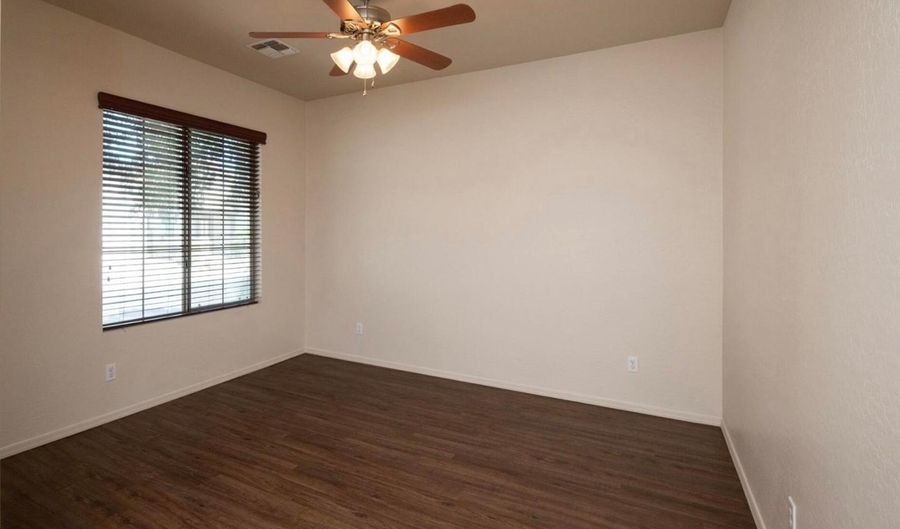 141 W Hackberry Dr, Chandler, AZ 85248 - 4 Beds, 4 Bath