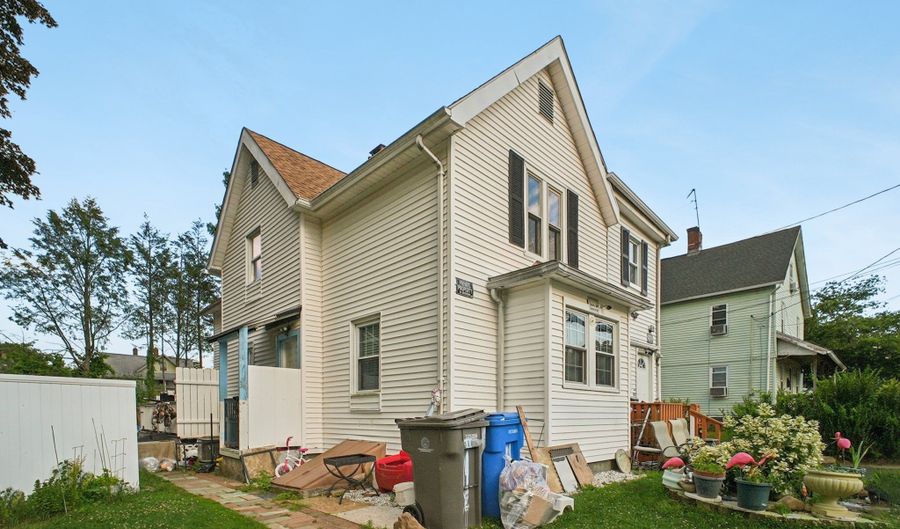 32 Williams St, Bristol, CT 06010 - 5 Beds, 2 Bath