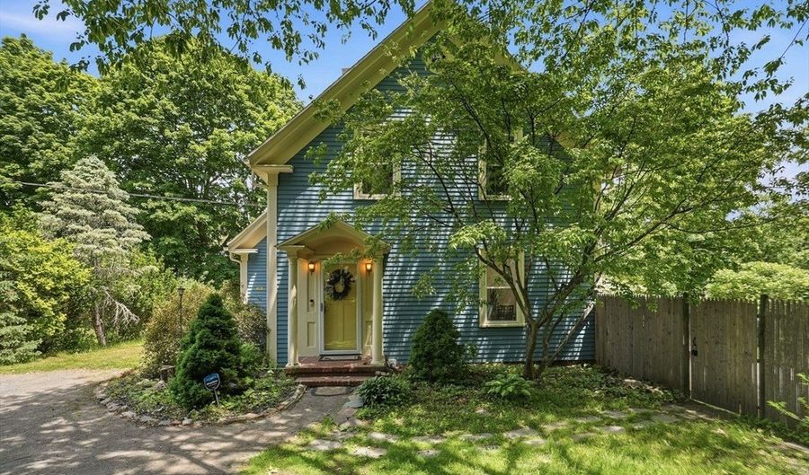 207 Dodge St, Beverly, MA 01915 - 3 Beds, 2 Bath