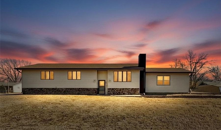 205 S Traster St, Altamont, KS 67330 - 4 Beds, 3 Bath