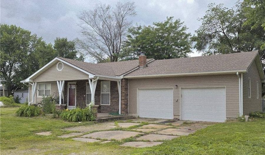106 S Clark St, Adrian, MO 64720 - 2 Beds, 1 Bath