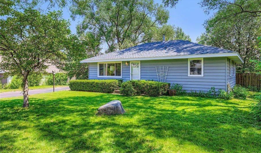 2712 9th Ave, Anoka, MN 55303 - 3 Beds, 1 Bath