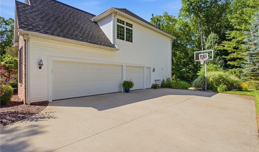 780 S Sussex Ct, Aurora, OH 44202 - 4 Beds, 5 Bath