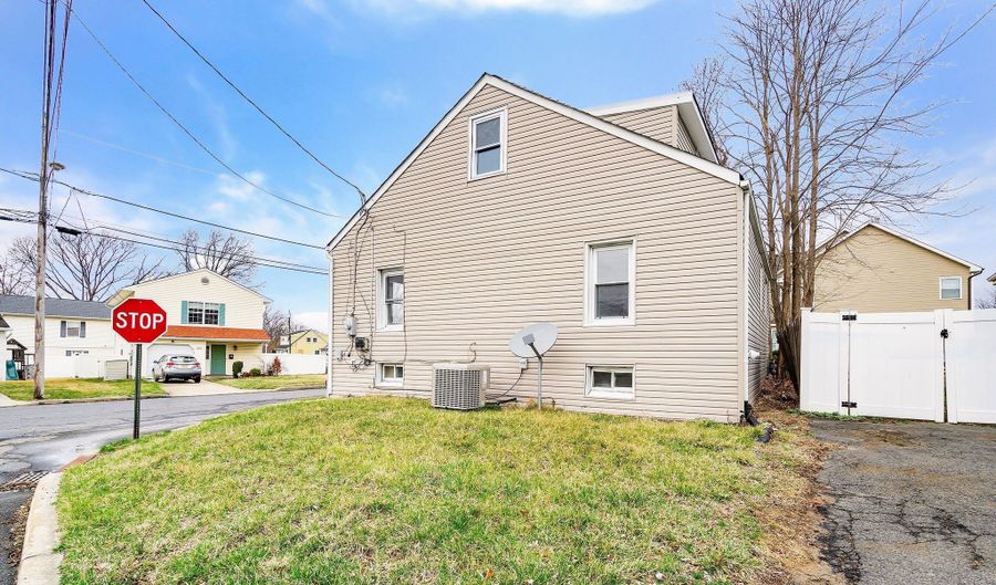 271 Barbara Pl, Aberdeen, NJ 07747 - 3 Beds, 2 Bath